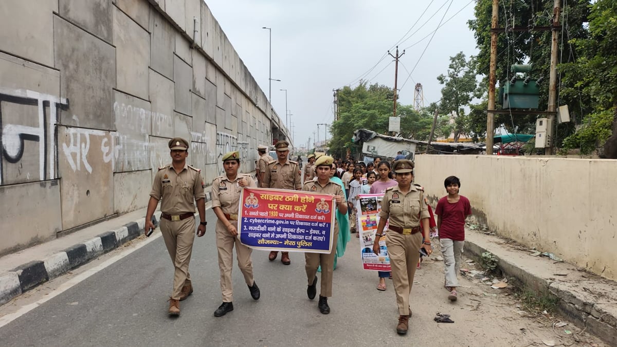 Meerut News: रैली निकालकर बालिकाओं को सुरक्षा के प्रति किया जागरुक