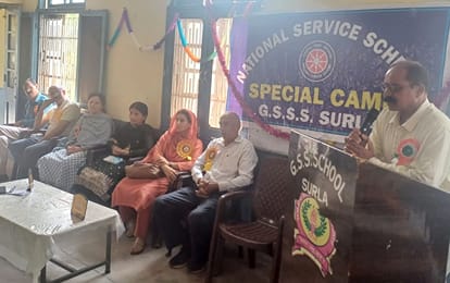 सुरला स्कूल में एनएसएस शिविर के समापन मौके पर छात्रों को संबोधित करते प्रधानाचार्य। संवाद