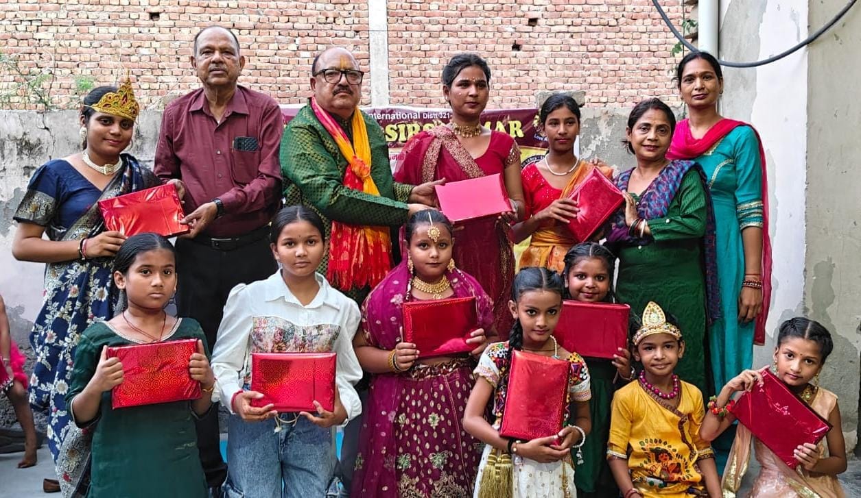 सिरसा। बालिका दिवस पर बालिकाओं को सम्मानित करते हुए रमेश स्वामी। विज्ञप्ति
