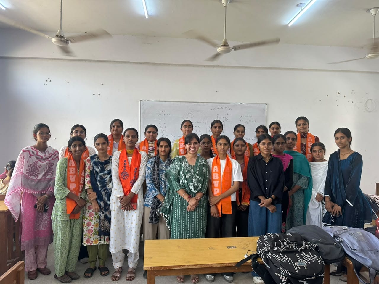 सिरसा। एबीवीपी की महिला कॉलेज की नवगठित कार्यकारिणी सदस्य व अन्य छात्र नेत्री। विज्ञप्ति