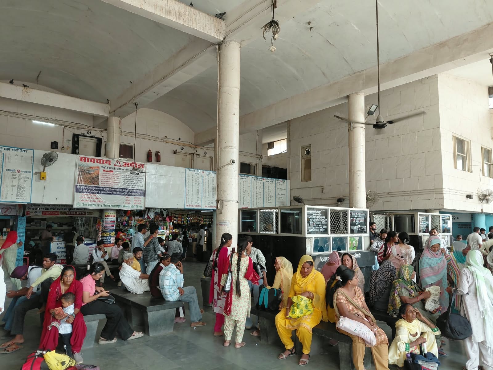 सिरसा में बस अड्डे पर दिल्ली जाने वाली बस के काउंटर के सामने यात्रियों की भीड़। 