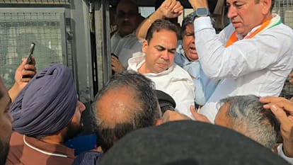 सिरसा में विधायक शीशपाल केहरवाला को हिरासत में लेती  पुलिस। 