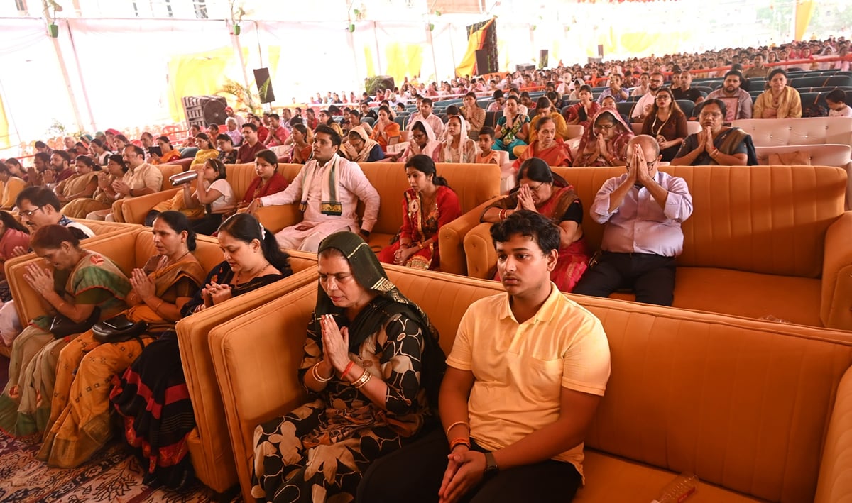 Lucknow News: प्रेम, श्रद्धा और समर्पण के भूखे हैं भगवान