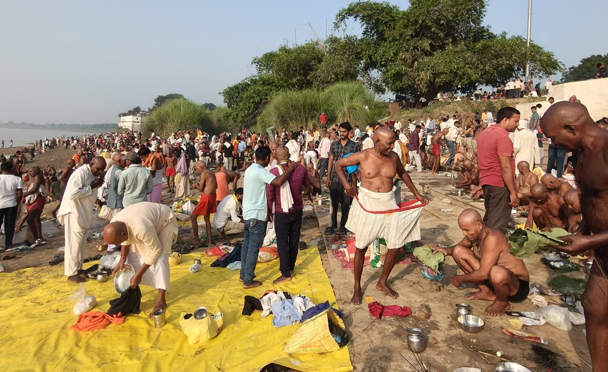 पितृ विसर्जन : पांच घाटों पर एक लाख से ज्यादा लोगों ने किया पूर्वजों का किया तर्पण