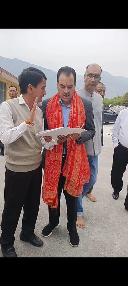 शीघ्र बहाल होगी बंद पड़ी स्कूल बस सेवा: बुद्धि सिंह ठाकुरदो साल से बस बंद होने से छह गांवों के 