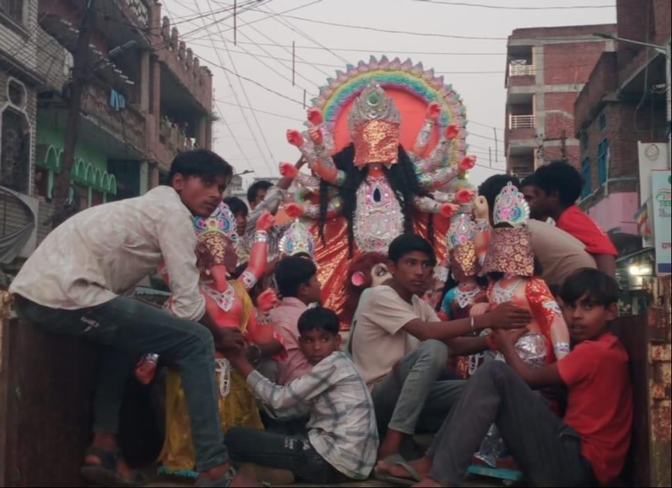 Jaunpur News: जिले में 2500 से अधिक पंडालों में सजीं मां दुर्गा की प्रतिमाएं