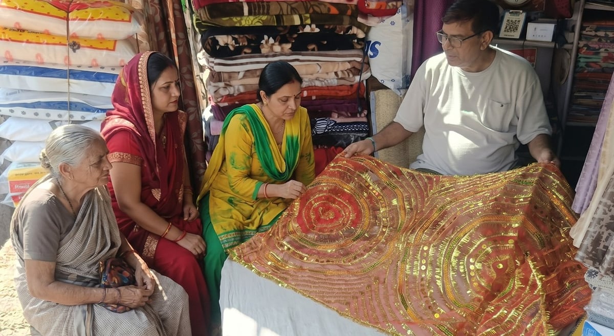 Hathras News: महिलाओं को भा रहीं गज्जी सिल्क बांधनी व कढ़ाई की चुनरी