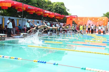 .शहर के एकलव्य स्पोर्ट्स स्टेडियम में आयोजित प्रथम शॉर्ट कोर्स सीनियर राज्य स्तरीय तैराकी चैंपि