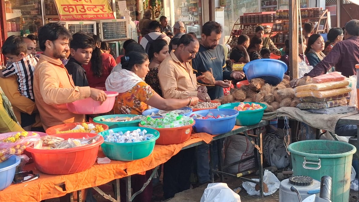 Basti News: नवरात्र पर बाजारों में रौनक, मिट्टी के दीये और कलश की बढ़ी मांग