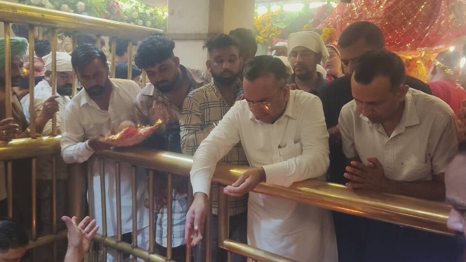 BJP leader Pawan Rana visited the Jwalamukhi Shaktipeeth and paid obeisance on the first day of Navratri.
