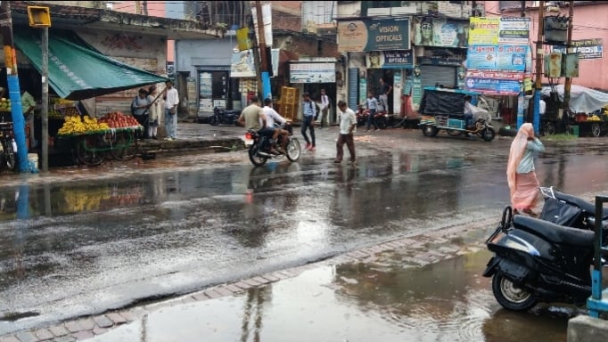 Meerut News: अचानक बदला मौसम का मिजाज, दिन में छाया अंधेरा, आंधी के साथ हुई बूंदाबांदी