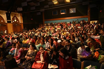 शिमला के गेयटी थियेटर में आयोजित कार्यक्रम में उपस्थित अभिभावक । फोटो संवाद