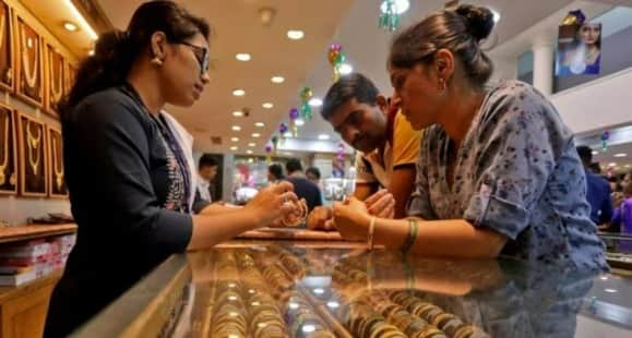 शोरूम में गहने देखते ग्राहक। संवाद