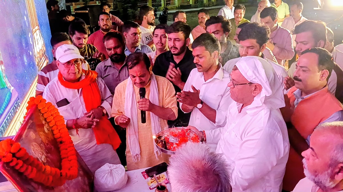 Meerut News: मवाना में पर्दे पर दिखाई जाने वाली लीला का शुभारंभ