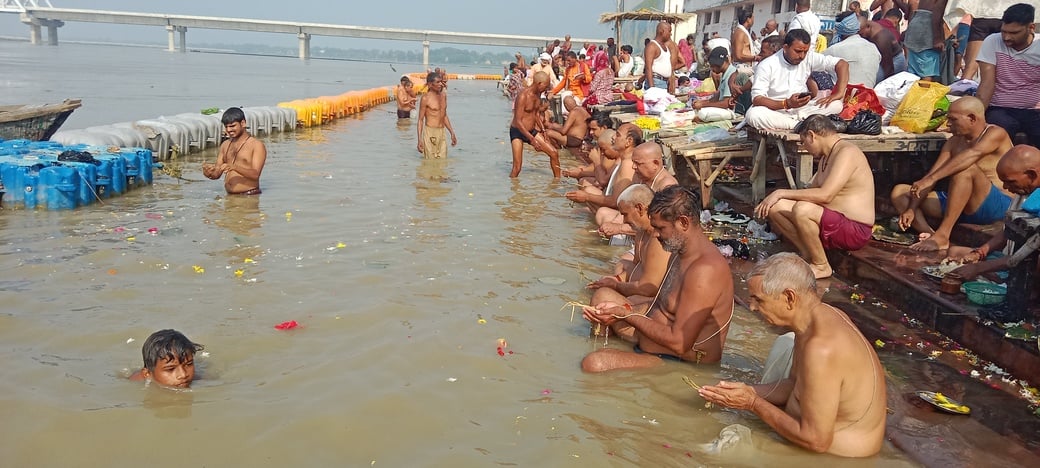 Prayagraj News: शृंग्वेरपुर घाट पर पिंडदान कर पितरों को दी गई विदाई