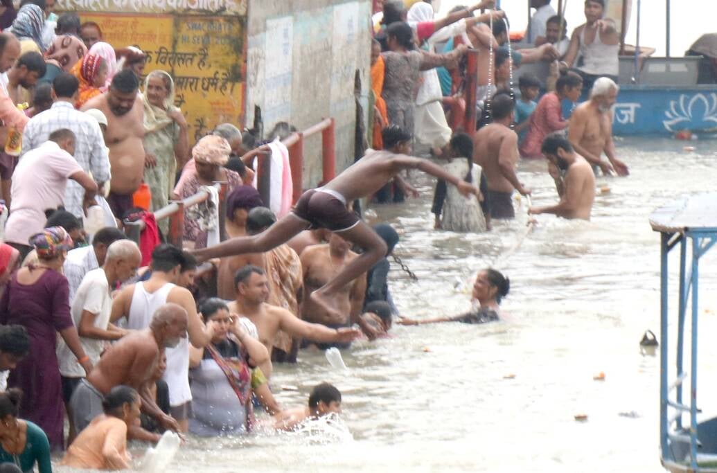 Bijnor News: अमावस्या पर गंगा में आस्था की डुबकी लगाकर किया पितरों का तर्पण
