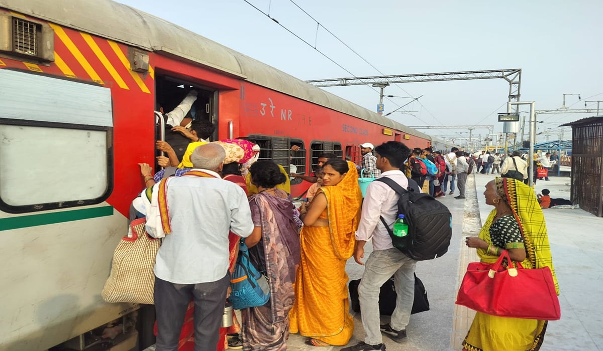 Firozabad News: दिल्ली में सीईसी के विरोध में बंद की अधिकर ट्रेनें शुरू, गोमती रही रद्द