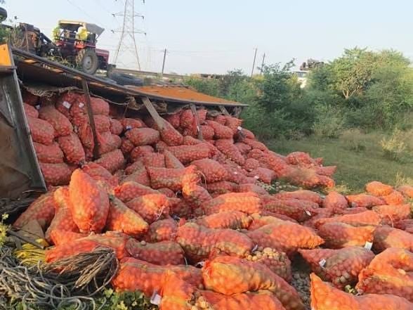 ट्रक ने मारी टैक्टर को टक्कर 1 की मौत