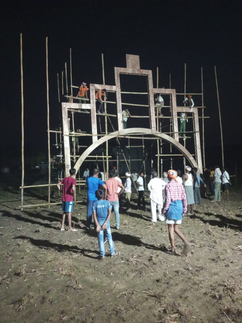 दुबहर क्षेत्र के भरसर गांव में दुर्गा प्रतिमा स्थापित करने के लिए पंडाल तैयार करने में जुटे कार