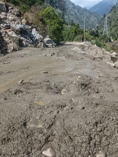 दलदल में तबदील हुई फांचा जघोरी सड़क। संवाद