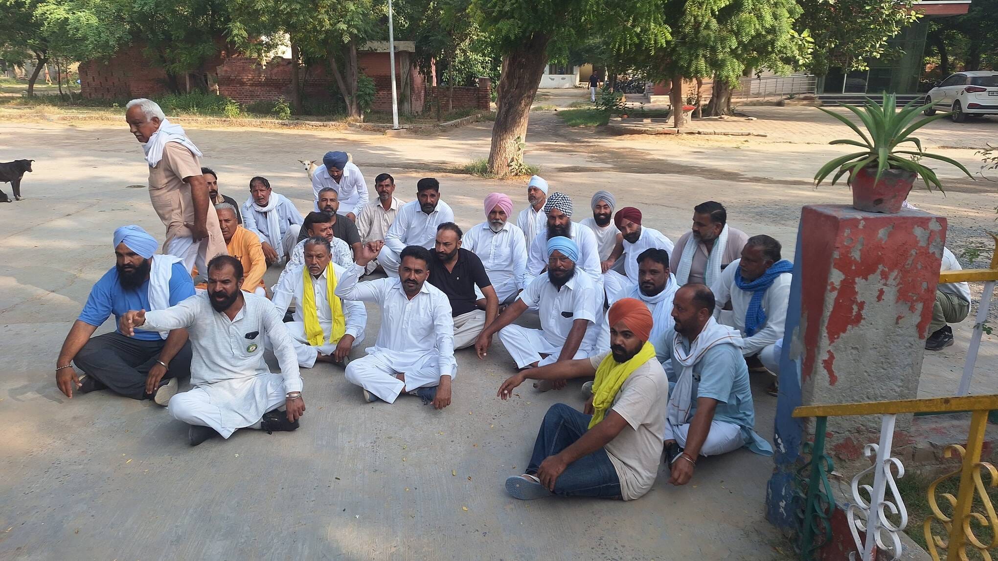 थाना परिसर में रोष प्रदर्शन करते किसान नेता।