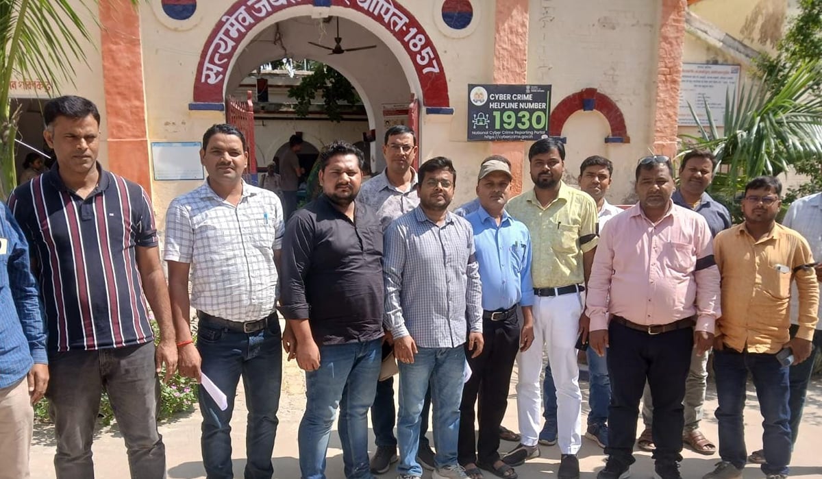 Ballia News: काली पट्टी बांधकर लेखपालों ने जताया विरोध