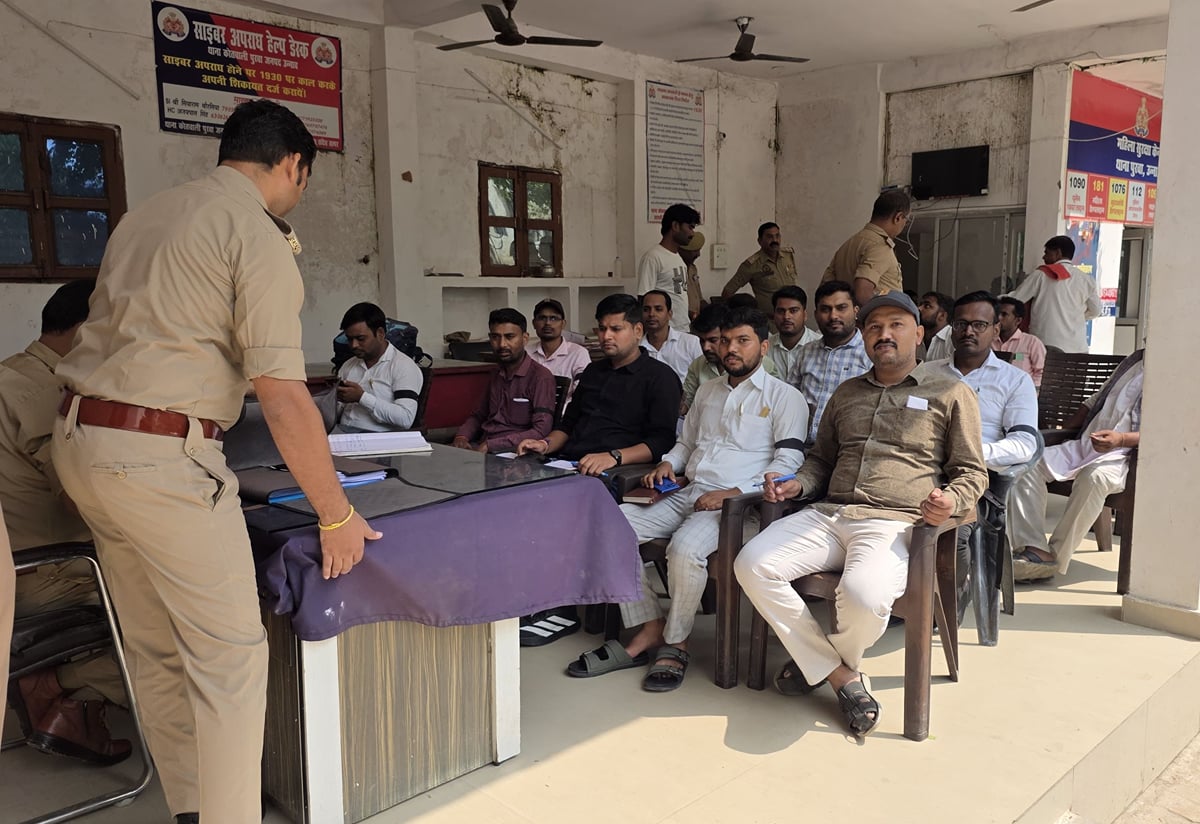 Unnao News: थाना समाधान दिवस में लेखपालों ने काली पट्टी बांधकर जताया विरोध