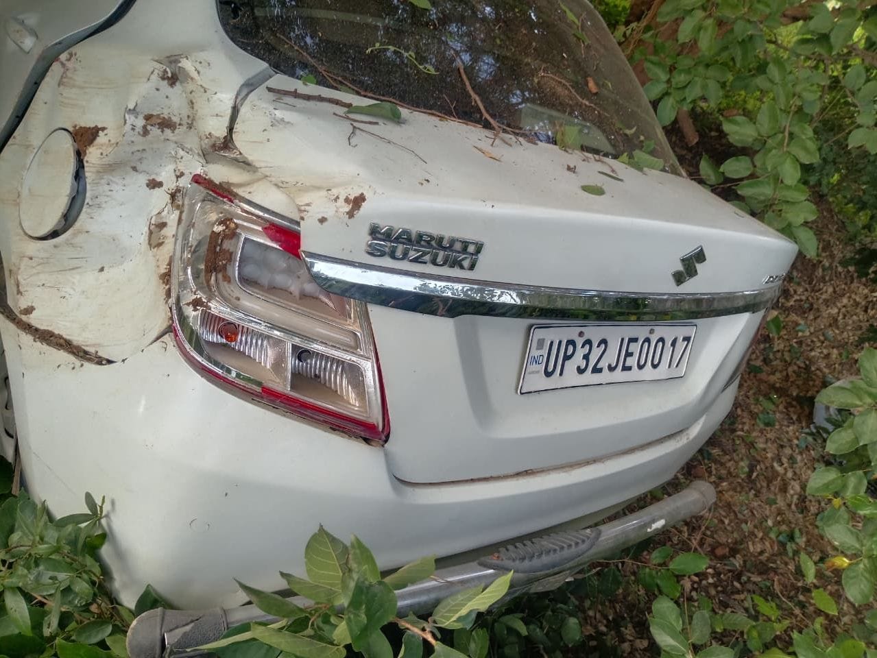  दुर्घटनाग्रस्त कार। 