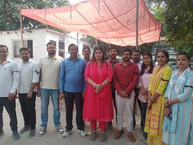 Bijnor News: धामपुर और शेरकोट थाने में लेखपालों ने काली पट्टी बांध किया प्रदर्शन