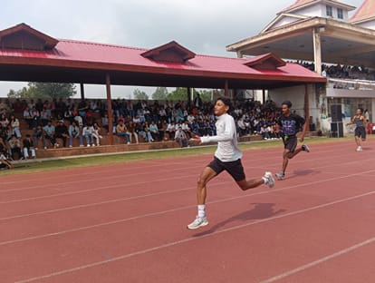 धर्मशाला कॉलेज में एथलेटिक मीट के दौरान दौड़ प्रतियोगिता में भाग लेते प्रतिभागी। -कॉलेज