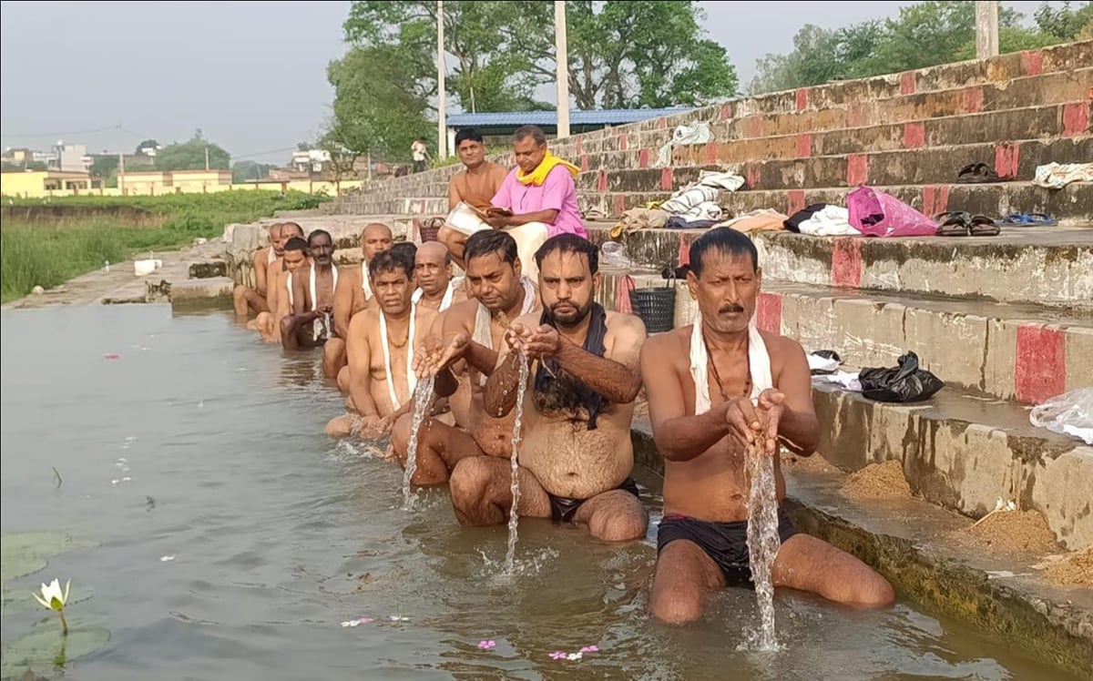 Sonebhadra News: नदी घाटों और सरोवरों पर उमड़े श्रद्धालु, पिंडदान कर पूर्वजों को किया नमन