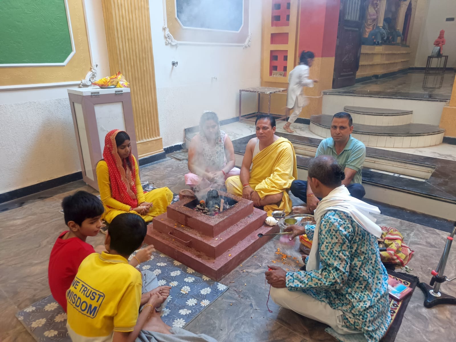 11 जुलाना 01: मंदिर में हवन करते श्रद्धालुगण। स्रोत: आयोजक