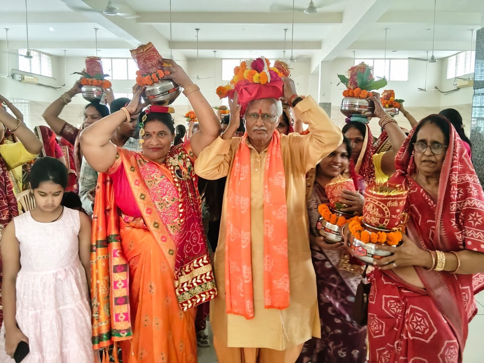 11जेएनडी21: हिंदू कन्या कॉलेज में आयोजित कथा में कलश यात्रा निकालते हुए श्रद्धालु। संवाद