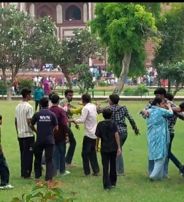 126... ताजमहल के अंडर गार्डन में फोटो खींचने को लेकर भिड़े पर्यटक। स्रोत वायरल वीडियो