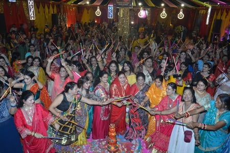 Ayodhya News: डांडिया महोत्सव में दिखा भक्ति, संगीत और पारंपरिक उत्सव का संगम