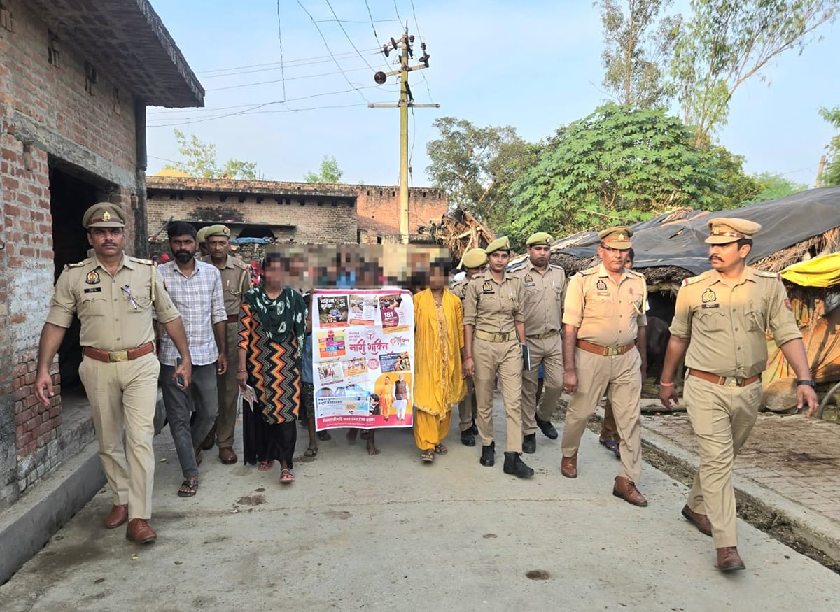 Pilibhit News: सड़कों पर उतरी पुलिस, चौपाल में महिलाओं को बताए सुरक्षा के उपाय