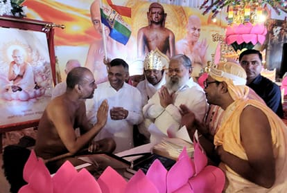 अंबाला छावनी के जैन गर्ल्स स्कूल में मुनी श्री का आशीर्वाद प्राप्त करते कैबिनेट मंत्री अनिल विज