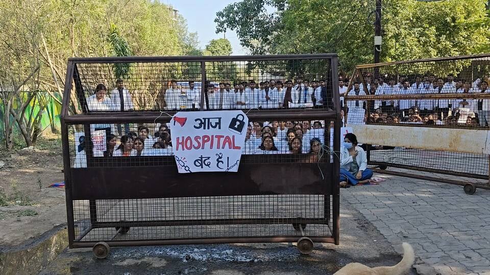 उज्जैन: स्टाइपेंड बढ़ाने की मांग पर आयुर्वेद छात्रों का गुस्सा फूटा, कॉलेज-अस्पताल पर जड़ा ताला, मरीज परेशान