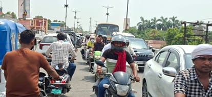 अकबरपुर में सोमवार सुबह जाम लगने से टांडा मार्ग स्थित ओवरब्रिज पर लगी वाहनों की कतार।संवाद