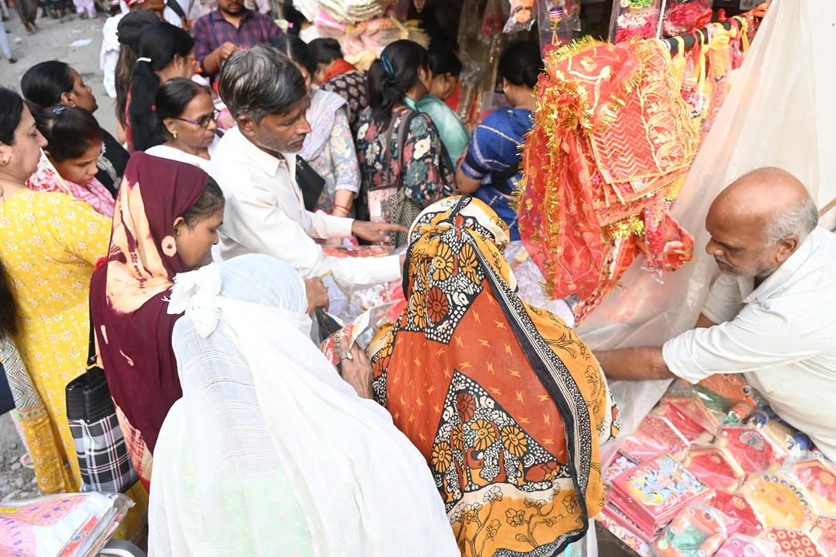 Lucknow News: नवरात्र के साथ बाजारों में लौटी रौनक