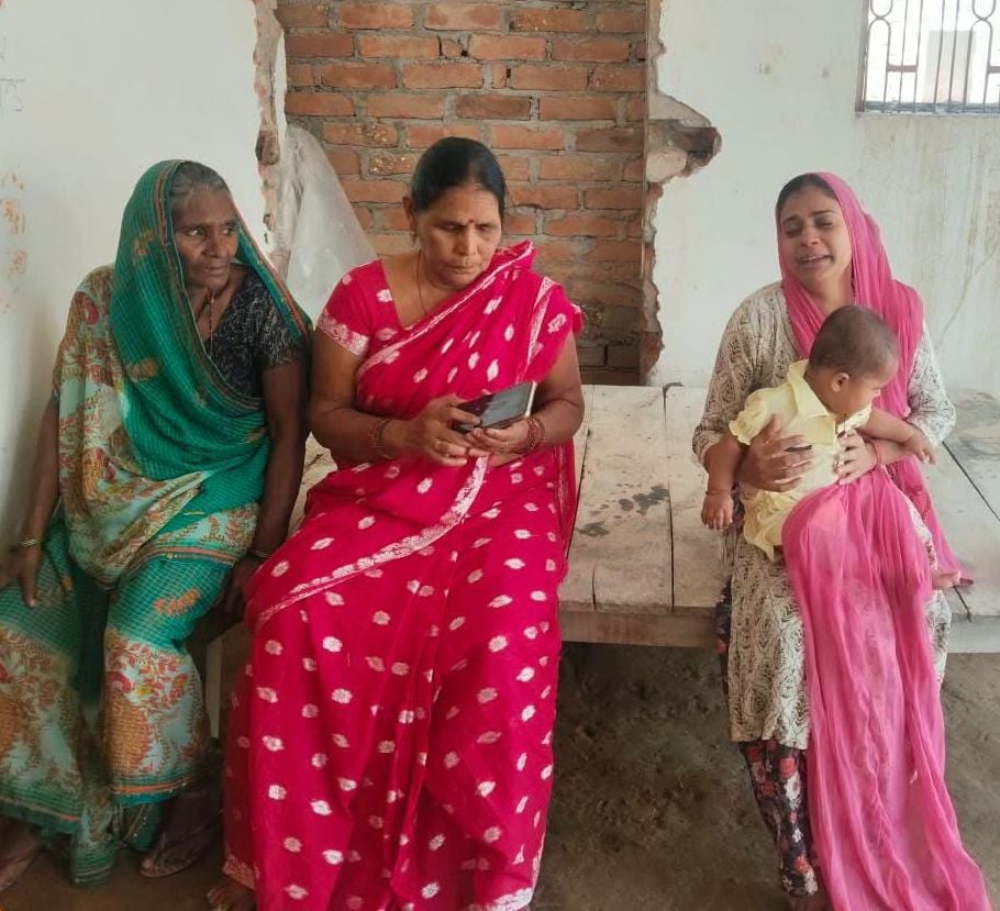 Unnao News: पांच घंटे की वार्ता के बाद संविदा कर्मी काम पर लौटे, बिजली आपूर्ति बहाल