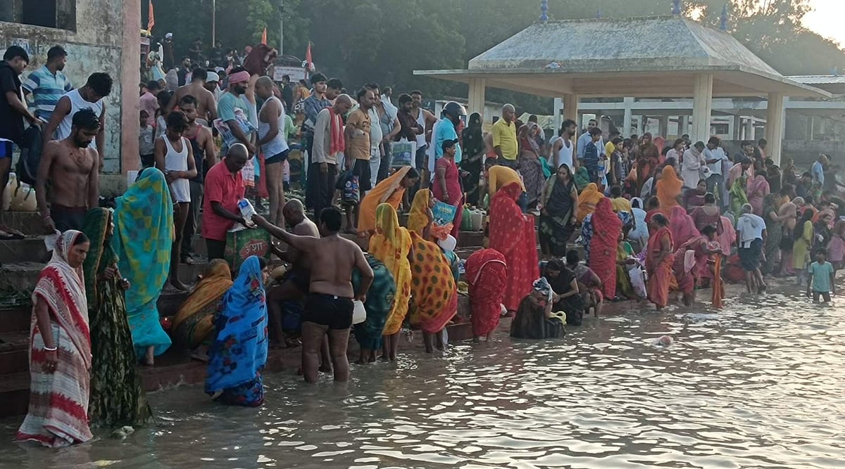 Chandauli News: बलुआ घाट पर उमड़ी आस्थावानों की भीड़