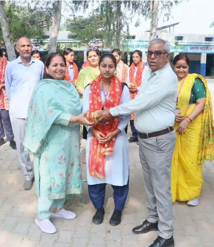 बालिका दिवस पर प्रतिभाशाली बेटियों को सम्मानित करते जिला शिक्षा अधिकारी डॉ. राजेंद्र शर्मा। स्र