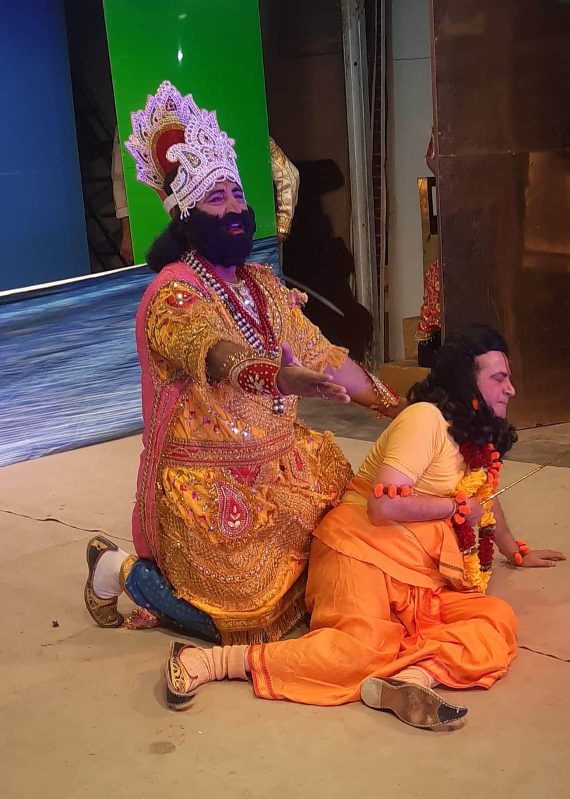 बाण लगने के बाद घायल हुए श्रवण व राजा दशरथ के बीच चल रहा संवाद। स्त्रोत: कमेटी