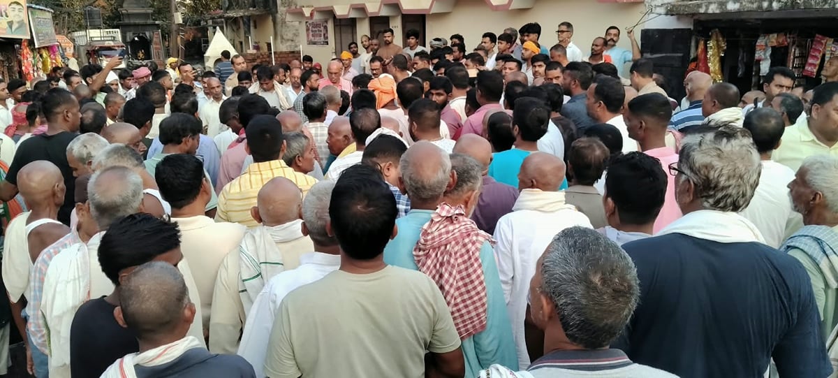 Deoria News: अधेड़ की मौत पर शव रखकर लगाया जाम, दरोगा पर प्रताड़ित करने का आरोप