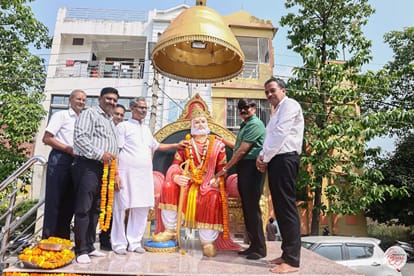 बरेली मोड़ स्थित आवास विकास में महाराजा अग्रसेन की मूर्ति पर माल्यार्पण करते समाज के लोग। स्रो