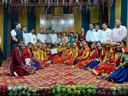 बरठीं स्कूल में आयोजित जिला स्तरीय सांस्कृतिक प्रतियोगिता में विजेता छात्राओं को सम्मानित करते 