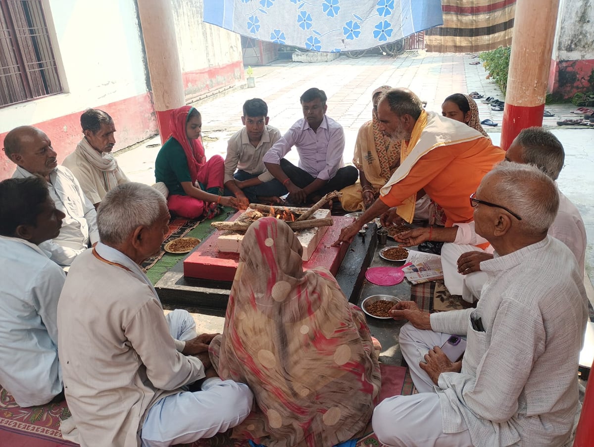 Pilibhit News: शक्तिपीठ में हुआ गायत्री यज्ञ एवं नवरात्र महोत्सव का शुभारंभ
