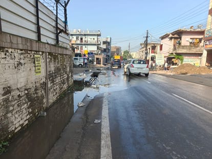 बद्दी के वर्धमान-यूनिकेंप चौक सड़क पर फैला नाली का पानी- संवाद। ग्राउंड रिपोर्ट