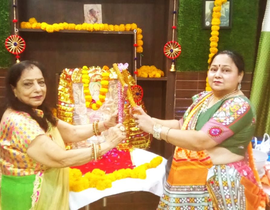 Budaun News: डांडिया व गरबा के साथ बदायूं क्लब की महिलाओं ने किया नवरात्र का स्वागत